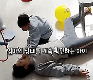 "제발 일어나줘"…쓰러진 엄마 곁 끝까지 지킨 5살 아들 '먹먹'[영상]