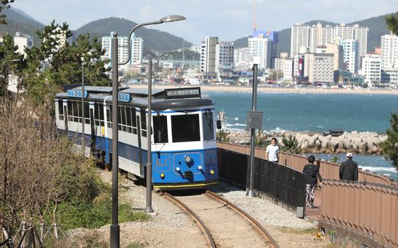 "윷놀이 하고 바다 보고"…부산, 나들이 인파로 '북적'