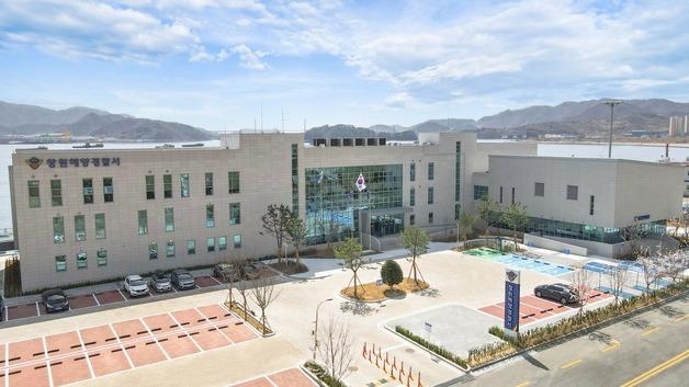 마산항 4부두서 SUV 해상 추락…50대 운전자 심정지서 회복단계