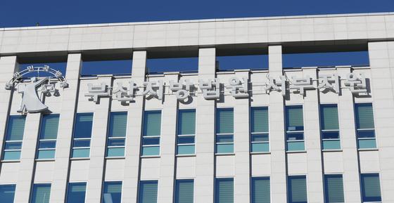 "전조등 왜 비춰" 운전자 뺨 때리고 손날치기한 50대, 징역 6개월