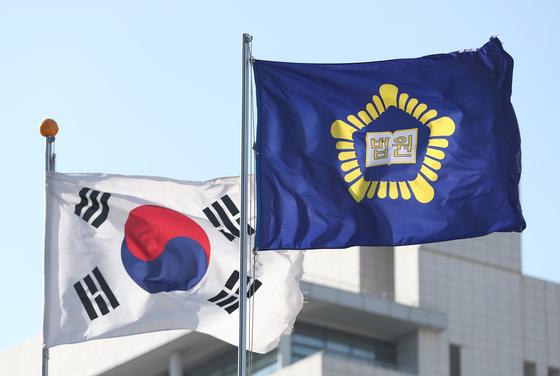 "신고 취소했는데 왜 왔냐"…배우자가 부른 경찰에 식칼 겨눈 50대 실형