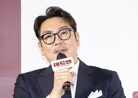 "너희는 그리 잘 살았나"…조진웅 옹호한 가수 이정석에 비난 빗발