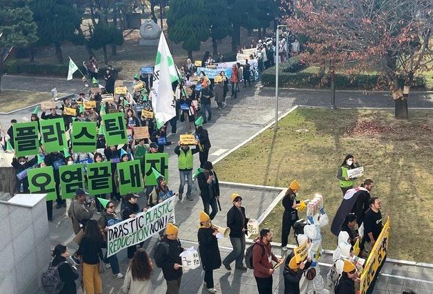 "플라스틱 생산 이제 그만"…부산서 각국 시민 800명 행진