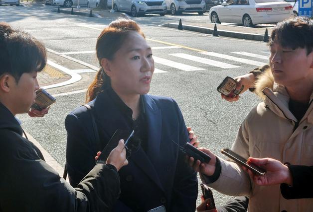 '박형준, 비공표 여론조사·조작' 주장 강혜경씨, 경찰 출석