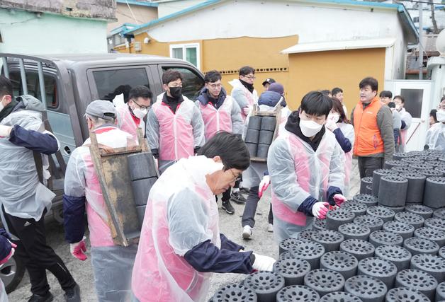 BNK부산은행 지역봉사단, 연탄나눔 등 봉사활동 