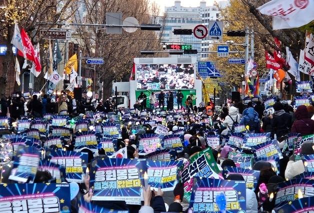 탄핵 가결 후 첫 주말, 다시 잡은 응원봉…부산서도 "윤석열 파면"