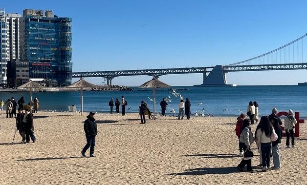 기온 뚝 떨어진 부산…광안리 방문객 "화창해 산책하기 좋아요"