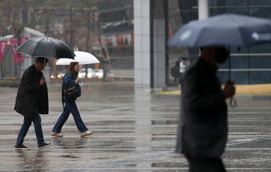 부산 건조주의보 해제…13일까지 비, 강풍 유의