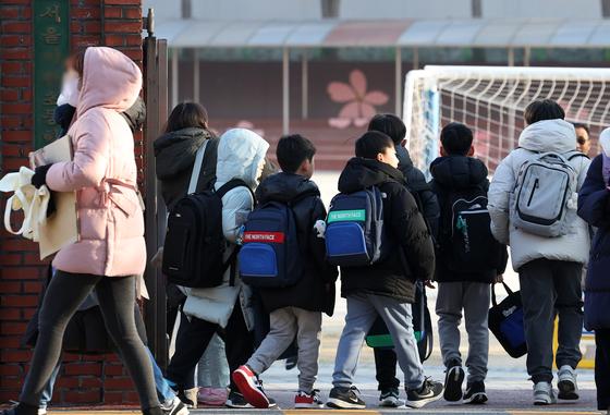 "더 못 버티겠어요"…젊은 교사들, 지방 교단 이탈 급증 