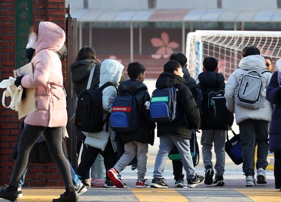 "더 못 버티겠어요"…젊은 교사들, 지방 교단 이탈 급증 