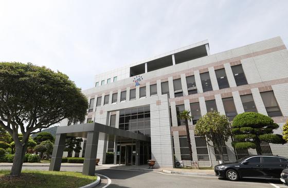 납품업체와 짜고 예산 빼돌린 거제시 공무원 징역 2년