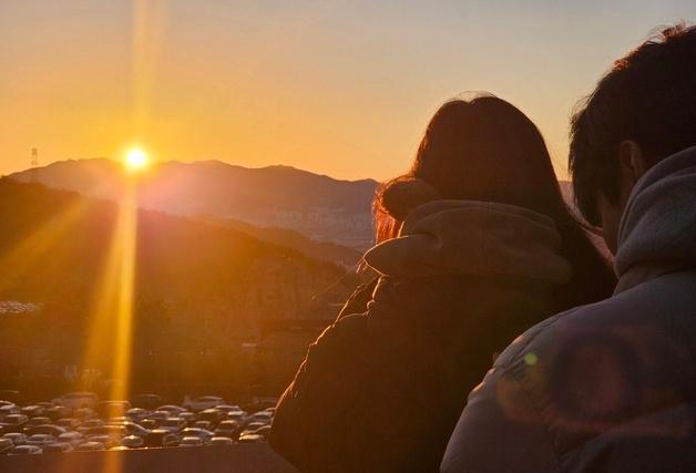 "새해에는 좋은 일만 가득하길"…경남 곳곳서 '해맞이' 새해 소망 기원