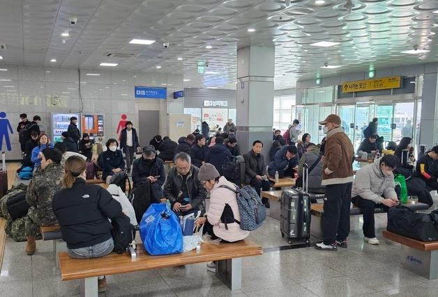 엿새 간 이어지는 긴 설 연휴에 경남 귀성객 '들뜬 발길'