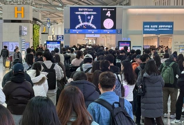 '설레는 9일 연휴'에 공항·고속도로·터미널 일찌감치 '북적'(종합2보)