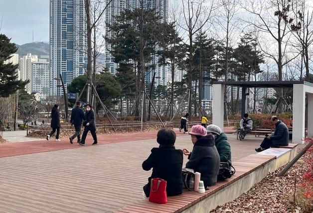 "햇살 따뜻해도 공기 차가워" 비교적 낮은 기온에 부산시민공원 한산