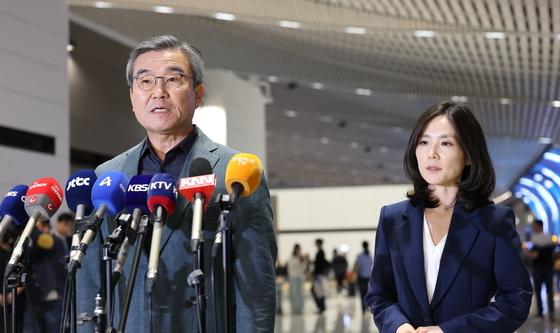 취재진 질문에 답변하는 캄보디아 정부합동 대응팀