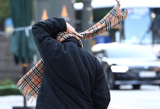 [오늘의 날씨] 부산·경남(2일, 일)…대체로 맑아, 낮부터 기온 '뚝'