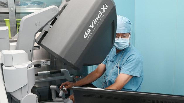 김관우·장은정 동아대병원 교수팀, 로봇 활용 췌장 수술 시연 성공