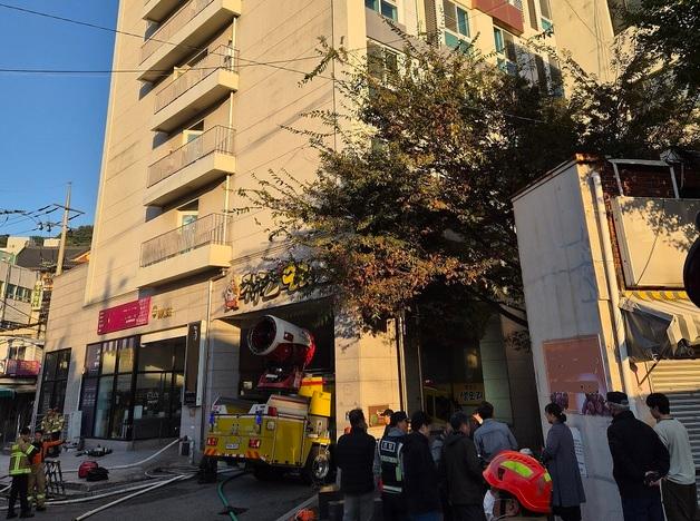 창원 오피스텔 지하주차장 전기차 불…100여명 대피(종합)