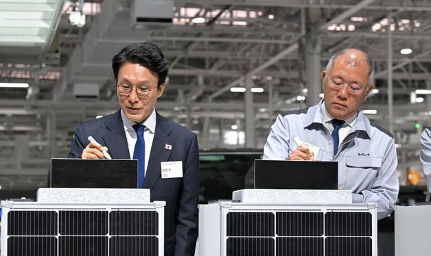 표시석에 서명하는 김민석 총리와 정의선 회장