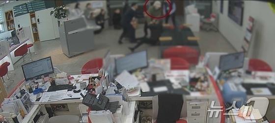 '검은봉지에 물총' 은행강도…바로 옆 특수부대 출신 고객 있었다