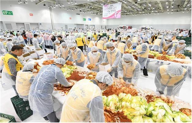 부산시, '사랑의 김치 나눔' 행사…6200세대에 5㎏씩 전달