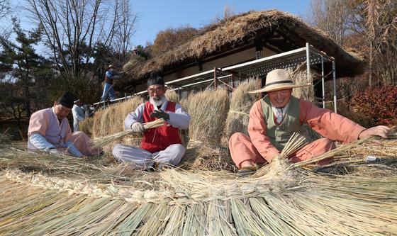 겨울 준비하는 한국민속촌