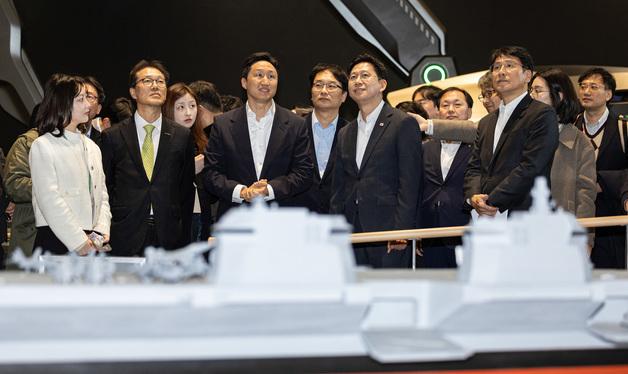 HD현대 글로벌R&D센터 전시물 바라보는 배경훈 부총리·정기선 회장