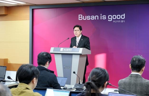 가덕도 신공항 공사기간 연장에 박형준 부산시장 "자기모순"