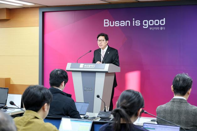 가덕도 신공항 공사기간 연장에 박형준 부산시장 "자기모순"