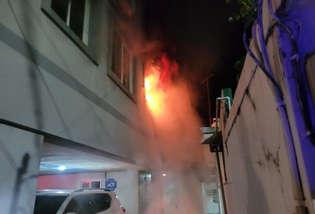 '직장 동료' 살던 진주 원룸 불…1명 사망·1명 중태(종합)