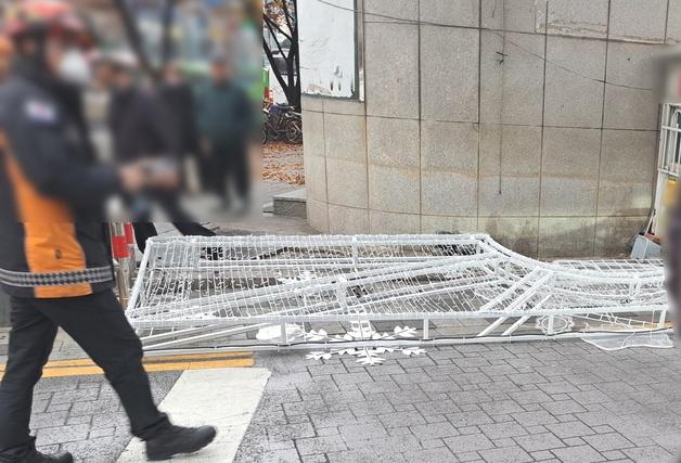 강풍에 부산서 구조물·나무 등 잇따라 쓰러져 4명 부상(종합)