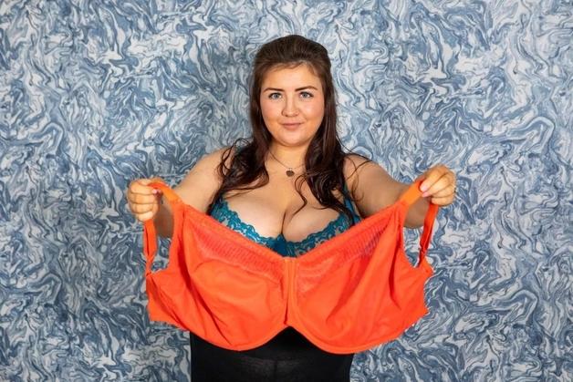 "가슴만 16㎏…일어나는 데 1시간, 딸도 못 안아" 수술비 모금 나선 30대