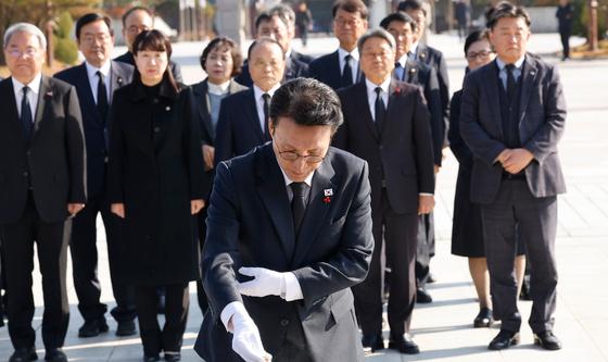 5.18민주묘지 참배하는 김민석 총리