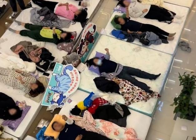 "기저귀 차고 버텨"…33시간 누워 상금 62만원 타낸 중국 청년