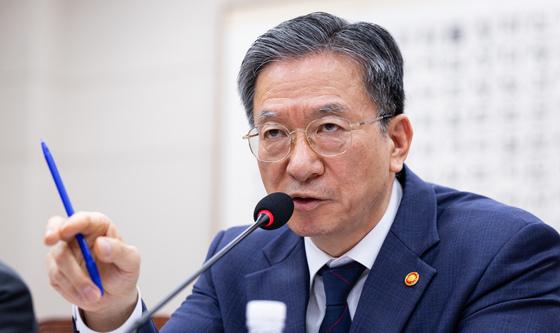 답변하는 정성호 법무부 장관