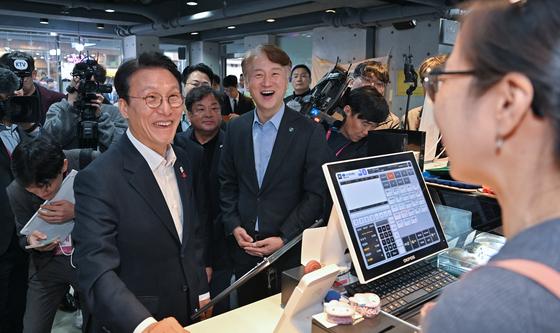 김민석 국무총리, 광주 서구 동천동 상점가 방문