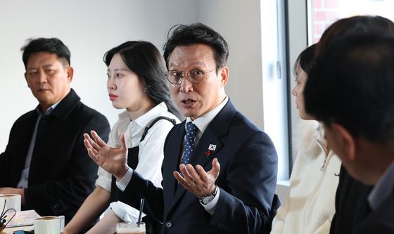 상인과 대화하는 김민석 총리