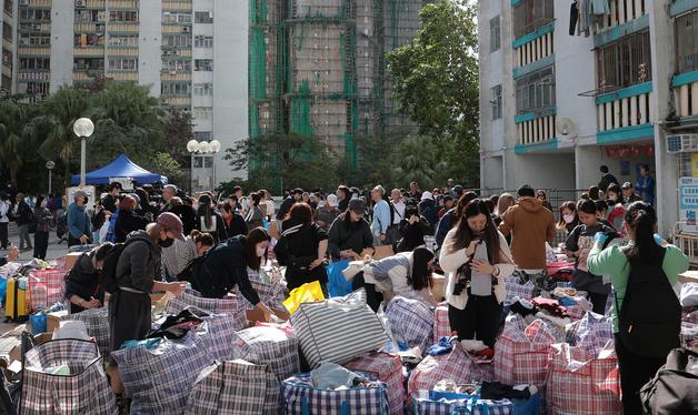 홍콩 화재 아파트로 모이는 구호 물품