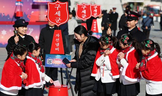 ‘한 번 태그로 기부 끝’…구세군 자선냄비 첫 스마트기부 도입