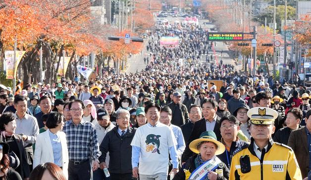 낙엽 밟으며 막바지 가을정취 만끽…전국 곳곳 나들이객 북적(종합)