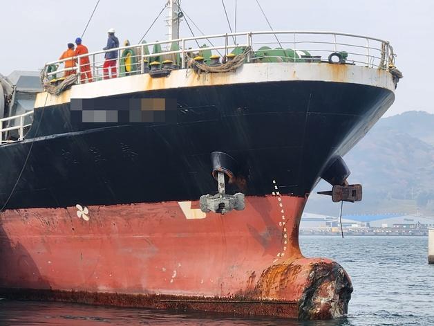 부산 감천항서 1990톤짜리 화물선이 부두와 충돌