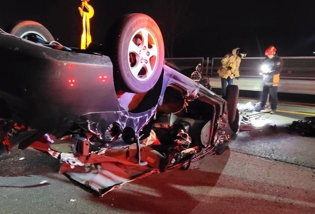 진주 국도서 지게차·승용차 3중 추돌…1명 사망·2명 부상