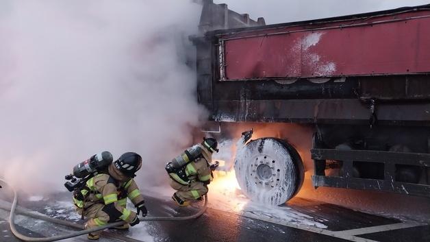 진주 정촌면 국도서 25톤 트럭 불…22분만에 진화