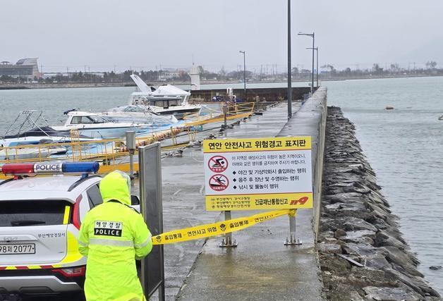 부산 12일 새벽 강풍에 높은 파도…해경 "해안가 접근 자제"