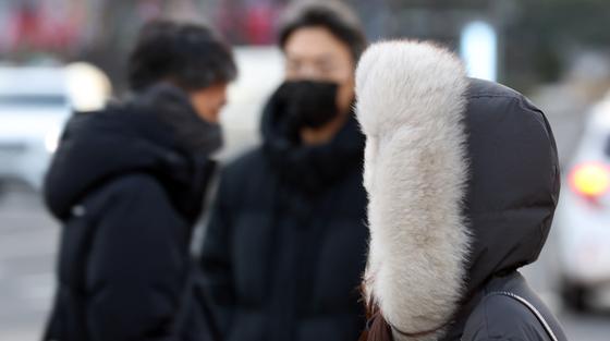 [오늘의 날씨] 부산·경남(13일, 토)…오후 5㎜ 내외 비·1~3㎝ 눈