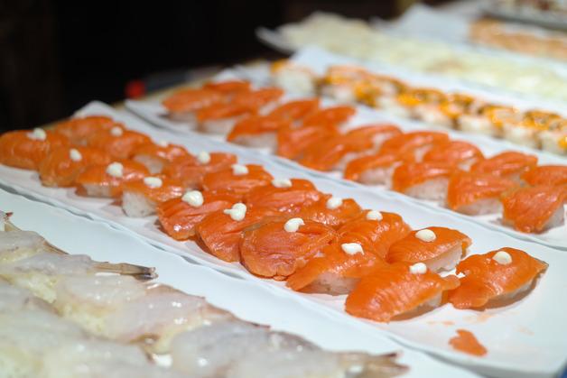 뷔페 초밥 맨손으로 집은 할머니…"내 손 깨끗하다" 그 자리서 입 속으로