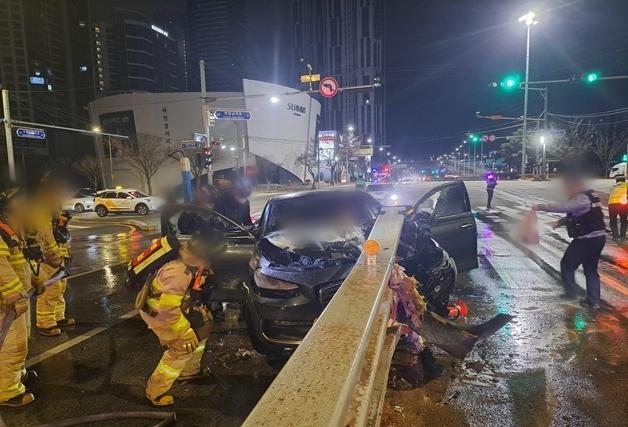 '만취 운전' 30대 도로 중앙분리대 충격…차량 화재