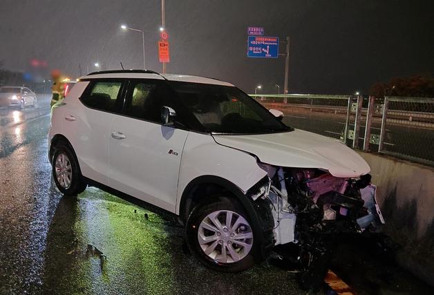 부산 삼락생태공원 앞서 차량 2대 받은 역주행 차량…3명 경상