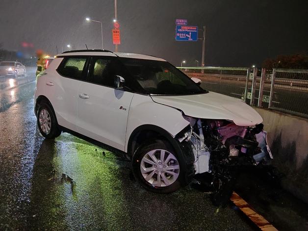 부산 삼락생태공원 앞서 차량 2대 받은 역주행 차량…3명 경상